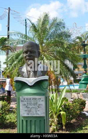 CASTRIES Sainte-lucie CARAÏBES 19 Janvier 2015 : Buste d'Arthur Lewis, lauréat du prix Nobel de littérature Banque D'Images