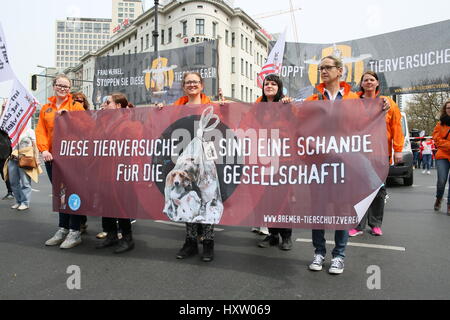 Berlin, Allemagne, 25 avril 2015 : protestation contre des essais des animaux. Banque D'Images