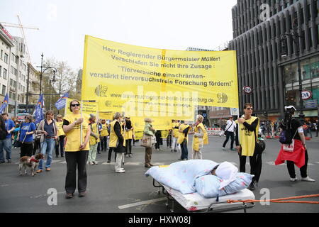 Berlin, Allemagne, 25 avril 2015 : protestation contre des essais des animaux. Banque D'Images