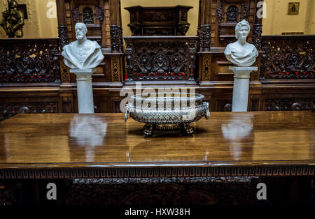 Le roi Carol I de Roumanie et l'épouse la reine Elisabeth de Wied bustes en Hall d'Honneur (Holul de Onoare) dans le Palais Peles près de Sinaia en Roumanie Banque D'Images