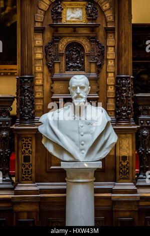 Le roi Carol I de Roumanie buste en Hall d'Honneur (Holul de Onoare) dans le Palais Peles, ancien château royal près de Sinaia ville en Roumanie Banque D'Images