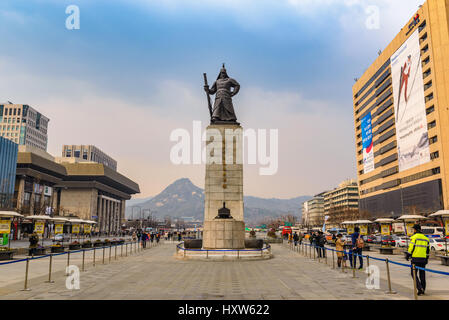 Séoul, Corée : MARS 26,2016 : Plaza Gwanghwamun avec la statue de l'amiral Yi Sun-sin à Séoul, Corée du Sud Banque D'Images