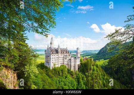 Belle vue de la célèbre château de Neuschwanstein, le 19e siècle palais néo-roman construit pour le Roi Ludwig II, avec vue panoramique sur la montagne paysage Banque D'Images