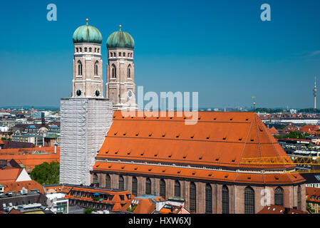 Vue sur la cathédrale gothique tardive de notre chère dame - église Frauenkirche à Munich, Allemagne Banque D'Images