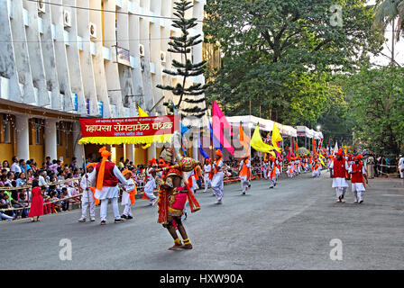 La procession avec figure mythologique hindou à l'Shigmo annuel traditionnel défilé du festival qui met en valeur le patrimoine culturel de de Goa Banque D'Images