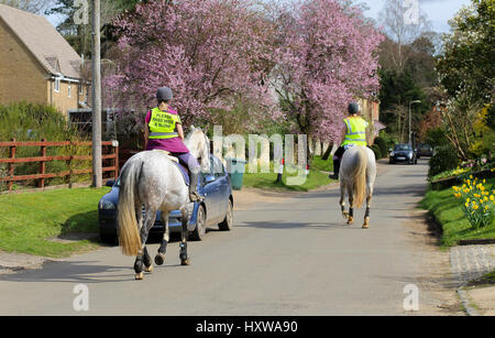 Fulwell Road, Finmere, Oxfordshire, Royaume-Uni, le 26 mars 2017 : les cavaliers et chevaux sur la route de village port veuillez passer Large & Slow signe sur f Banque D'Images