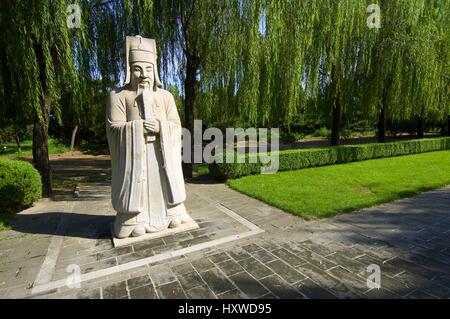 Statue d'une Médaille du fonctionnaire dans l'allée sacrée des Tombeaux des Ming. Il a été construit entre 1435 et 1540. Shisanling, Beijing, Chine Banque D'Images