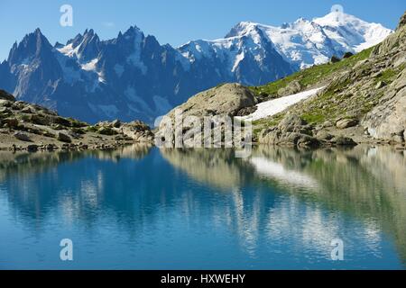 Mont Blanc reflète dans le Lac Blanc, Massif du Mont Blanc, Alpes, France Banque D'Images