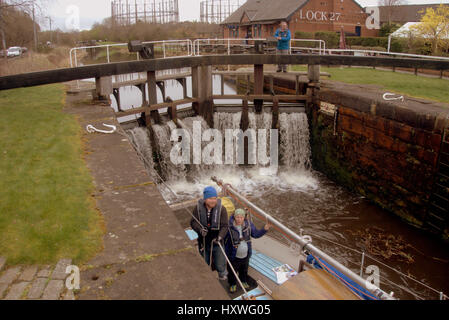 27 Verrouillage de suite et Clyde yacht venant par le canal à écluses Banque D'Images