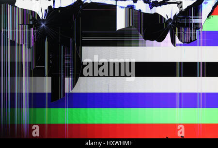 L'écran du téléviseur setis brisée par des tirs de l'arme traumatique. Les bandes de couleur et de pixels sur les lignes horizontales de couleur du signal sur le terrain d'essai Banque D'Images