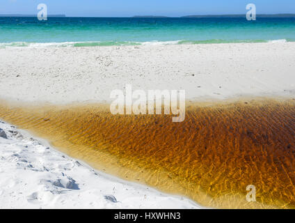 Motifs abstraits à Hyams Beach, Jervis Bay, montrant le contraste entre sable blanc, taché de tanin Creek et d'eaux turquoise, New South Wales, Austral Banque D'Images