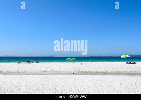 Les gens se reposent au Hyams Beach, un tronçon de spectaculaires populaires Jervis Bay avec sable fin et blanc, New South Wales, NSW, Australie Banque D'Images