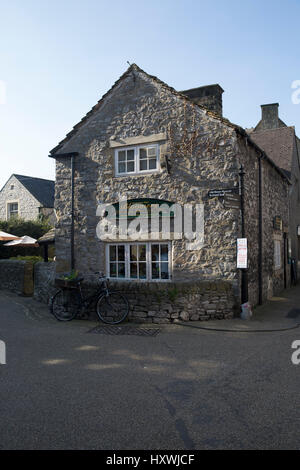 Bike stationné à côté d'un bâtiment de Bakewell Derbyshire pavées Banque D'Images