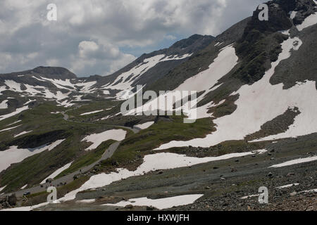 Schneereste Entlang der grünen Almen der Großglockner Hochalpenstrasse mit Blick gegen das Hochtor, Salzburg, Österreich Banque D'Images