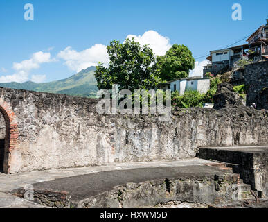 Volcan du Mont Pelee au-dessus de ruines de Saint-Pierre, détruite par l'éruption volcanique sur l'île des Caraïbes de 1902 Martinique Banque D'Images