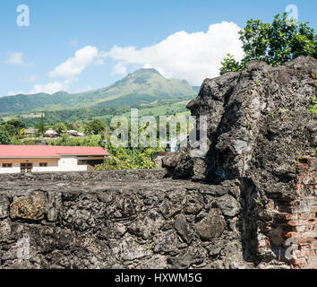 Volcan du Mont Pelee au-dessus de ruines de Saint-Pierre, détruite par l'éruption volcanique sur l'île des Caraïbes de 1902 Martinique Banque D'Images