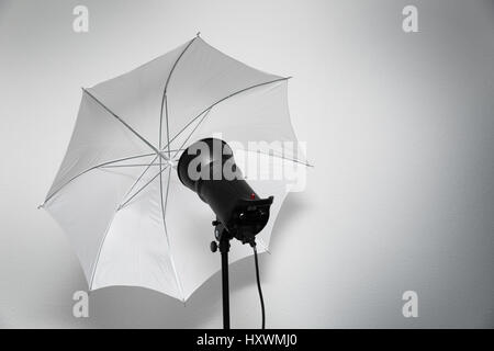 Photo studio éclair - un flash avec parapluie blanc Banque D'Images