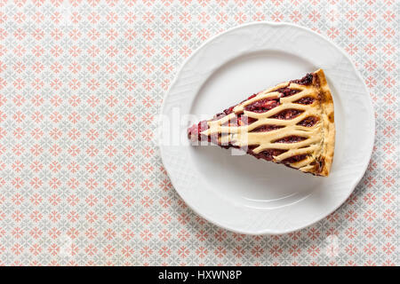 Camembert Tarte aux fruits on White Plate Banque D'Images