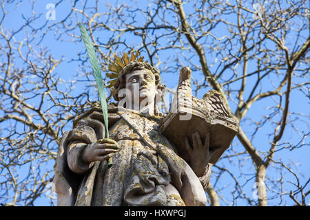 Un ange en face de l'église abbatiale Saint Étienne et Saint Vitus, Château de l'abbaye de Corvey Hoexter, Weserbergland, Rhénanie du Nord-Westphalie, Allemagne, Eur Banque D'Images