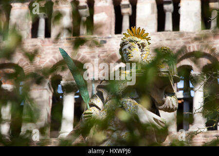 Un ange en face de l'église abbatiale Saint Étienne et Saint Vitus, Château de l'abbaye de Corvey Hoexter, Weserbergland, Rhénanie du Nord-Westphalie, Allemagne, Eur Banque D'Images