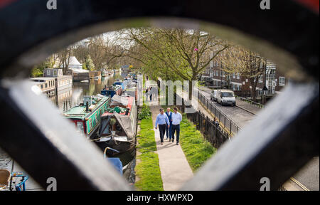 Les gens à pied sur le chemin de halage dans la Petite Venise, Londres, un jour où les températures dans le sud-est de l'Angleterre devraient être supérieures à la moyenne saisonnière et atteindre 22C. Banque D'Images