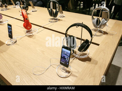 Le nouvel iPod Touch et Beats casque est fixé sur l'écran dans un Apple store. Banque D'Images