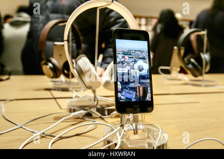 Le nouvel iPod touch et le casque sont mis en exposition dans un Apple store. Banque D'Images