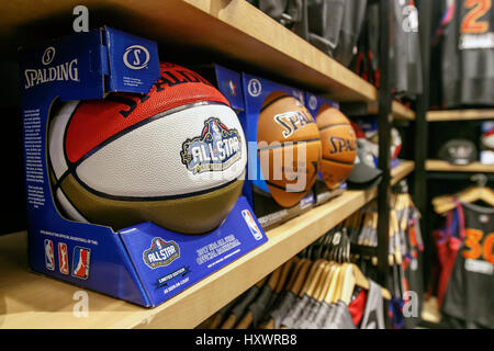 All Star Game 2017 limited edition le basket-ball en vente sur une étagère dans le NBA store à Manhattan. Banque D'Images