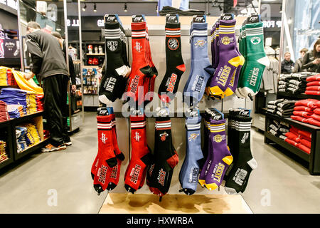 Variété de chaussettes avec l'équipe NBA du symbolique en vente dans la NBA store à Manhattan. Banque D'Images