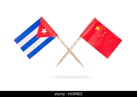 Mini drapeaux croisés de Cuba et de la Chine, avec ombre ci-dessous. Isolé sur fond blanc Banque D'Images