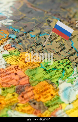 Carte avec drapeau miniature de la Russie. Selective focus sur le drapeau russe à Moscou Banque D'Images