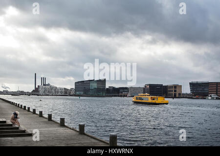 Bus port jaune à Copenhague, Danemark. Banque D'Images