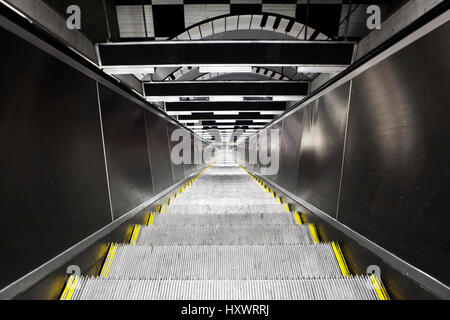 Escaliers mécaniques dans le métro de Stockholm, en Suède. Banque D'Images