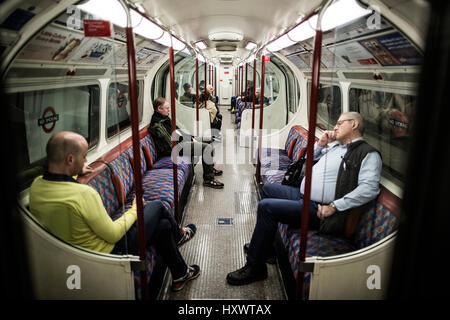 Passagers à l'intérieur du métro de Londres. Il a également connu comme "le Tube" et c'est la plus ancienne et l'une des plus importantes du système de métro au monde, qui serv Banque D'Images