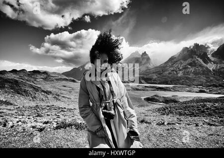 Jeune femme aux prises avec des vents violents dans le parc national Torres del Paine (Chili) Banque D'Images