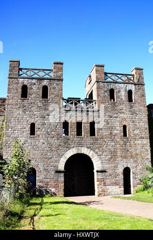 Cardiff, Wales, UK , le 31 août 2016 : la porte nord du château de Cardiff Castle Street est une ruine du 12ème siècle qui est l'une des villes les plus populaires Banque D'Images