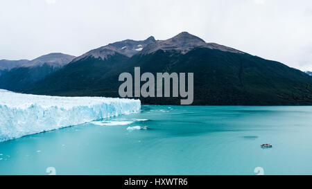 Une flotte de bateaux en face de l'Perito Moreno Glacier sur Lago Argentino à El Calafate, Argentine Banque D'Images