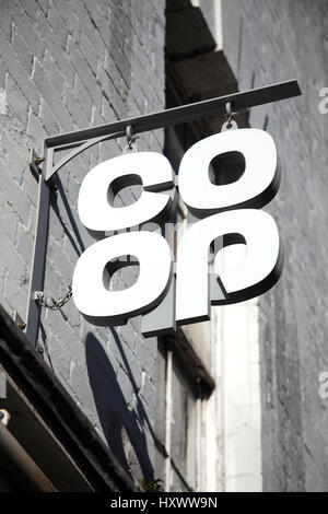 London, UK, le 22 octobre 2016 : Co op publicité logo affiche à l'extérieur de l'un de ses magasins de détail son supermarché dans le centre-ville Banque D'Images