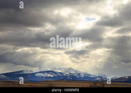 Grand Montana vallée avec les terres agricoles et les sommets enneigés. Banque D'Images