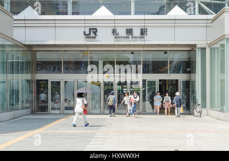 Hokkaido, Japon - Juillet 14,2015 : gens de la gare JR Sapporo en été. Cette station est une gare situé dans le centre de Sapporo Banque D'Images