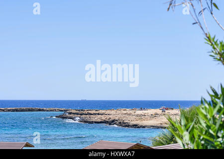 Sur la mer avec de l'eau, la plage immaculée et les roches, protaras, Chypre Banque D'Images