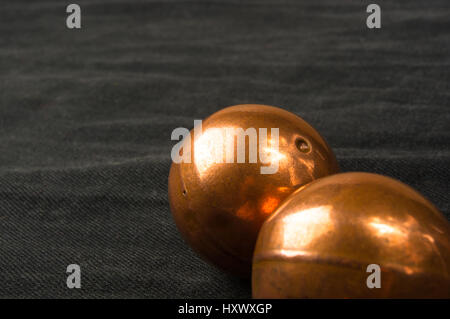 Paire de boules baoding chant chinois de cuivre de la santé pour les mains sur fond noir Banque D'Images