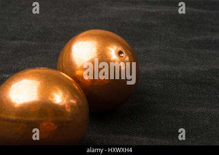 Paire de boules baoding chant chinois de cuivre de la santé pour les mains sur fond noir Banque D'Images