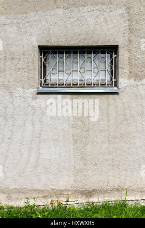 Mur de béton avec une fenêtre et la masse. Architecture Banque D'Images