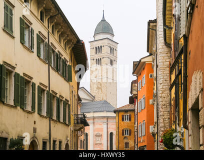 Trento, Italie - 21 mars 2017 : Vue de la tour de l'église Santa Maria Maggiore à travers une ruelle dans la vieille ville. Banque D'Images