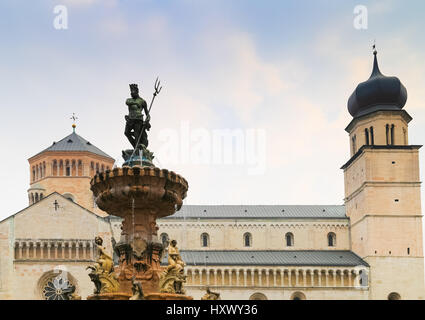 Trento, Italie - 21 mars 2017 : Fontaine de Neptune et de la cathédrale de Saint Vigilius sur la place Piazza Duomo. Banque D'Images