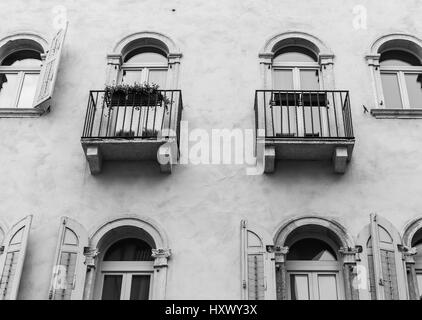 Trento, Italie - 21 mars 2017 : Façade d'une maison de la vieille ville. L'image est monochrome. Banque D'Images