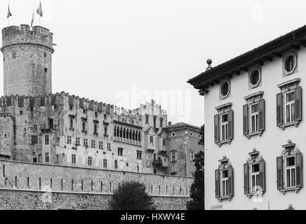 Trento, Italie - 21 mars 2017 : Château de Buonconsiglio avec l'Augusto tour et le Loggia Gothique, le premier plan de la photo est un immeuble d'h Banque D'Images