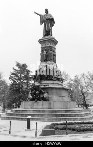 Trento, Italie - 21 mars 2017 : statue du poète italien Dante sur la place qui porte son nom. L'image est monochrome. Banque D'Images