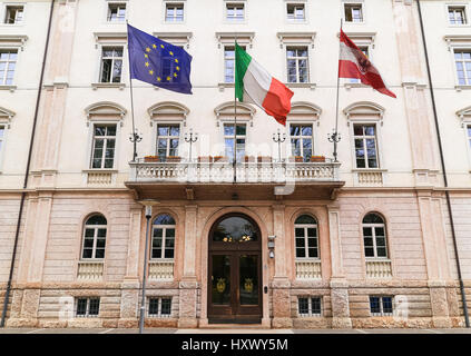 Trento, Italie - 21 mars 2017 Historique : bâtiment administratif de la Province autonome de Trente. Au-dessus de l'entrée, les drapeaux de l'Union européenne Banque D'Images